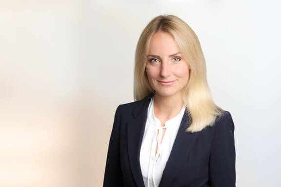 Faltenunterspritzung München, Dr. med. Janine M. Edelmann