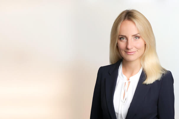 Faltenunterspritzung München, Dr. med. Janine M. Edelmann
